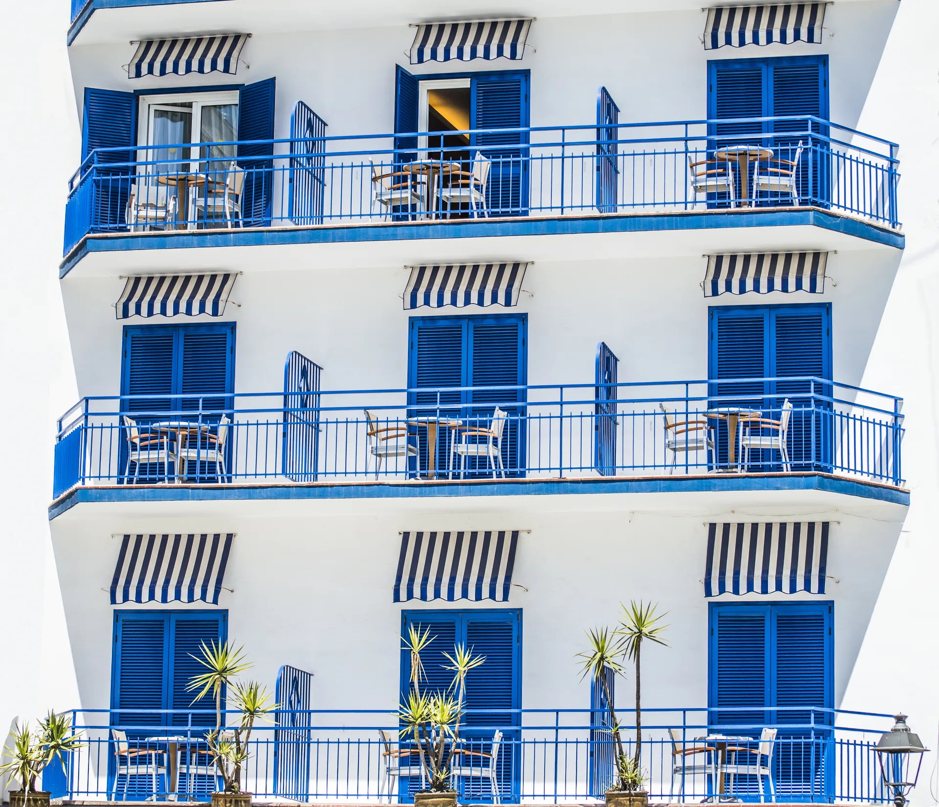 Fachada residencial com grelha regular de varandas